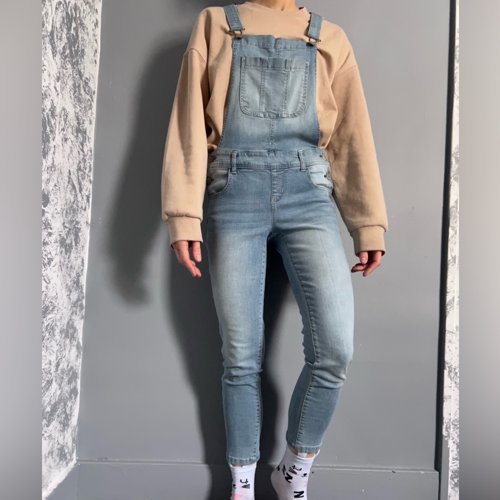 Overall light wash jeans with crisscross back straps